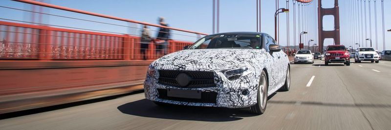 Nach der Limousine und der Langversion für China, dem Kombi und dem Allterrain, dem Coupé und dem Cabrio ist der CLS die siebte und letzte Spielart der E-Klasse.