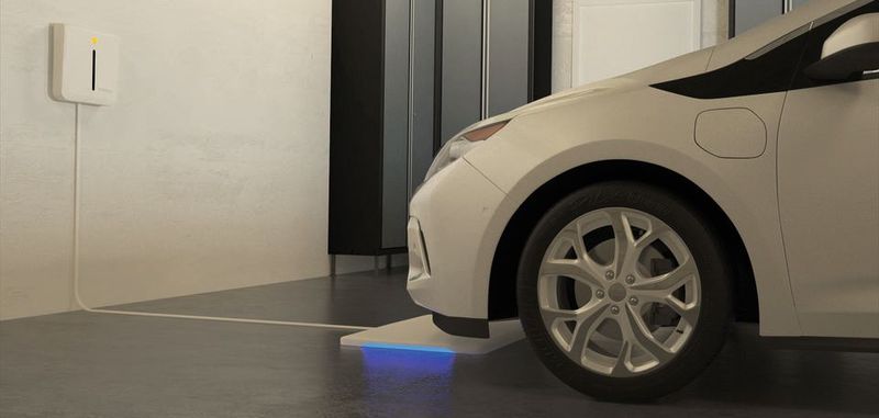 Komfortabel für den Fahrer: Er fährt sein Auto einfach über die Ladeplatte am Boden – und schon startet der Ladevorgang automatisch.