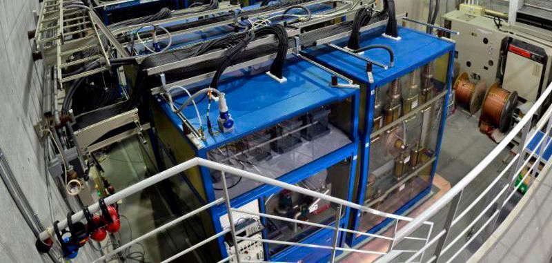 Der Puls-Magnet des Labors kann bis zu 87 Tesla generieren, ohne den zu untersuchenden Werkstoff zu zerstören. Nimmt man die Beschädigung der Probe in Kauf, kann der Puls-Magnet in einem Bereich von 100 Tesla bis zu 760 Tesla betrieben werden.