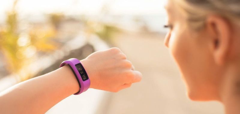 Fitnessarmband: Mit Hilfe von Optoelektronik messen die Wearables während des Sports den Puls.