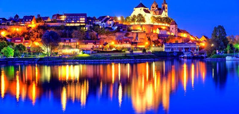 Hell erleuchteter Rhein bei Breisach: Schön anzusehen, aber „beschränkte Stoffe“ befinden sich auch in Beleuchtungen.