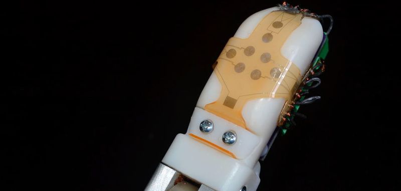 Die Sensorhaut, die von den Ingenieuren der University of Washington und der UCLA entwickelt wurde, kann um einen Finger oder einen anderen Teil eines Roboters oder einer Prothese gewickelt werden und diesen somit eine Art Tastsinn zu vermitteln.
