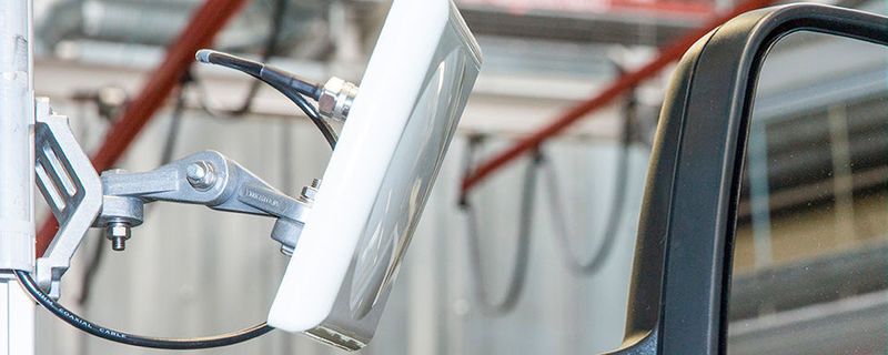 RFID-Leser erkennen das korrekte Bauteil am entsprechenden Fahrzeug: Mercedes-Benz Vans setzt die Technik im Werk Ludwigsfelde bereits in der Serienfertigung ein.