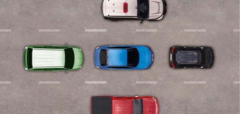 Verfahrene Situation: Das blaue Auto in der Mitte kann in einer solchen Lage nichts tun, um Sicherheit zu garantieren oder bei einem Fehler anderer einen Unfall zu vermeiden. Ein von Mobileye vorgeschlagenes mathematisches Modell soll etwa in solchen verzwickten Lagen die Haftungsfrage sicherstellen.