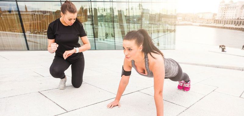 Wearables im Einsatz: Noch bevor ein Fitnesstracker oder anders geartetes Smart Device das Labor verlässt muss klar sein, dass das hinsichtlich Gerät Vernetzung, Anwendung, Robustheit und Sicherheit allen Ansprüchen genügt, denen es in der Praxis ausgesetzt sein wird. Dies trifft auf die Hardware wie auch auf die eingebettete Software zu.