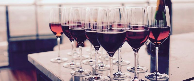Riskanter Alkoholkonsum ist in gehobenen sozioökonomischen Schichten stärker verbreitet als etwa unter Arbeitslosen.