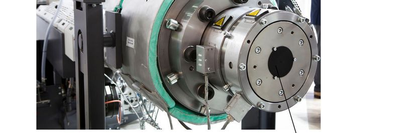 Aufbau eines Extruders: Ein Antrieb sorgt für die Rotation der Schneckenwelle, das Material wird über den Befülltrichter eingebracht und verlässt den Extruder wieder durch die Austragszone.