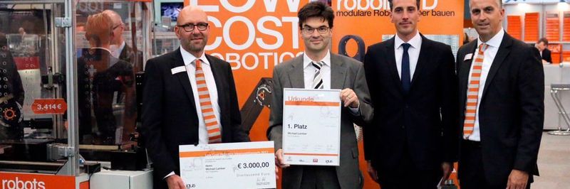 Michael Lamber von MLC-Engineering (2.v.l.) erhielt auf der Motek den ersten Preis für seine Kombination aus robolink und optischer Messtechnik.