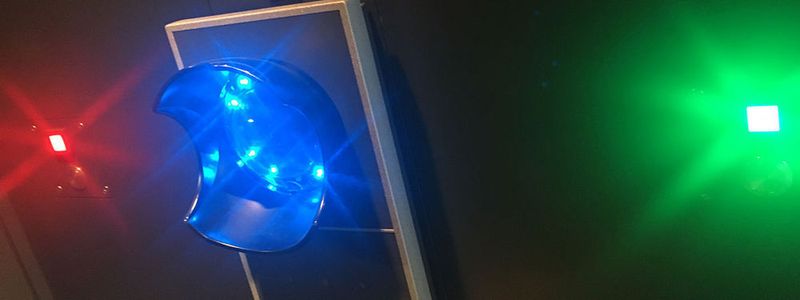 Spot an! Das Rechenzentrum in Ascheim von Noris Network ist nach jüngsten Erkenntnissen gebaut enthält modenste Technik, die klug eingesetzt wird. Und manches ist anders, zum Beispiel Wohlfühllicht und Musik im Bewirtschaftungsgang.