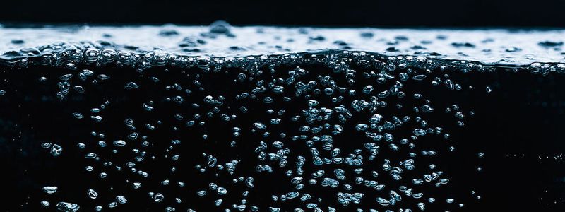Wasser wäre ein Kühlmittel, allerdings braucht es eine Menge an Zusätzen, die zum Beispiel vor Algen schützen. Und Korrosion ist ein Thema.
