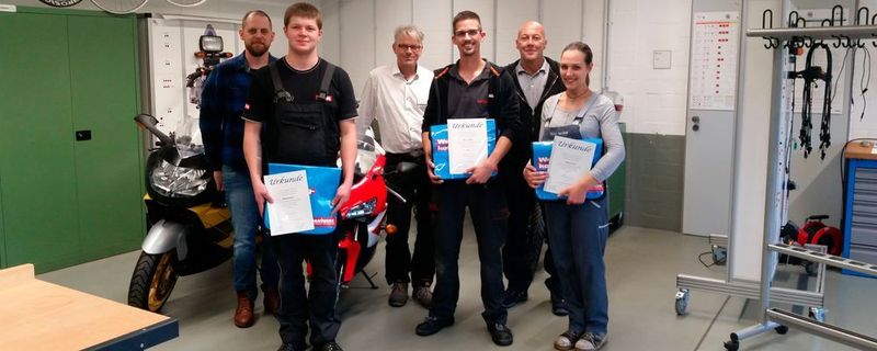Die drei besten Zweiradmechatroniker NRWs in der Fachrichtung Motorradtechnik des Jahrgangs 2017 (v.li.): Marc Meilves (Prüfer), Matthias Körner (Kammer Bielefeld), Peter Mächel (Prüfer), Marco Schmidt (Kammer Dortmund), Khaled Khattap (Prüfer) und Ramona Zobel (Kammer Münster).
