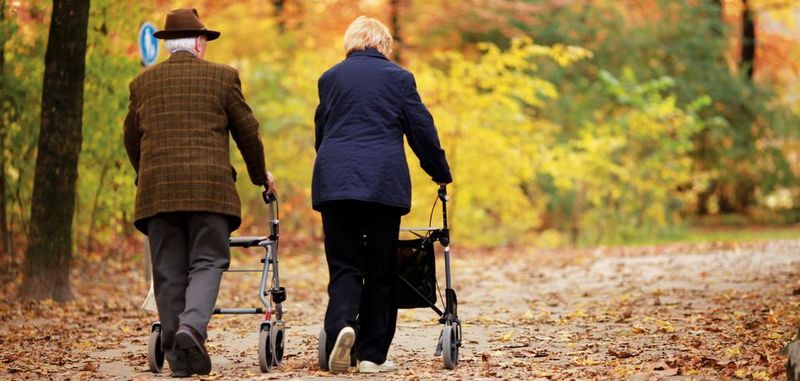 Rollator: Dank einer Steuerelektronik ist es für den Anwender eines Rollators einfacher, diesen zu bedienen. So ist ein Stück Lebensqualität wieder gewonnen.