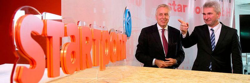 Erich Staake (l.) und Andreas Pinkwart enthüllen bei der Eröffnung des startport-Office gemeinsam das Logo der startport GmbH.