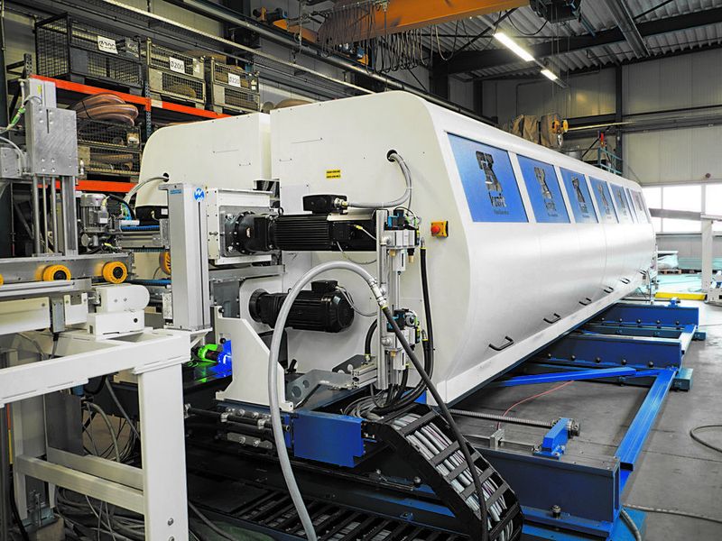 Der Doppelendprofiler von Kraft Maschinenbau fräst in sehr hoher Stückzahl Längs- und Quernuten in Fußbodendielen; verbaut sind Frequenzumrichter und Getriebemotoren von SEW Eurodrive.