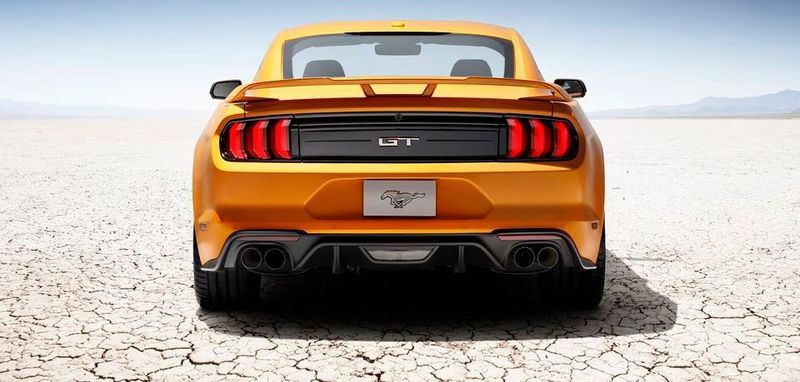 Gute Nachbarschaft-Modus: Erstmals kann der Fahrer sowohl die Klangnote als auch die Soundstärke des Sportwagens vorgeben. Entwickelt wurde das System von einem betroffenen Ford-Ingenieur, dessen Nachbarn sich über den Geräuschpegel seines Mustang beschwerten.