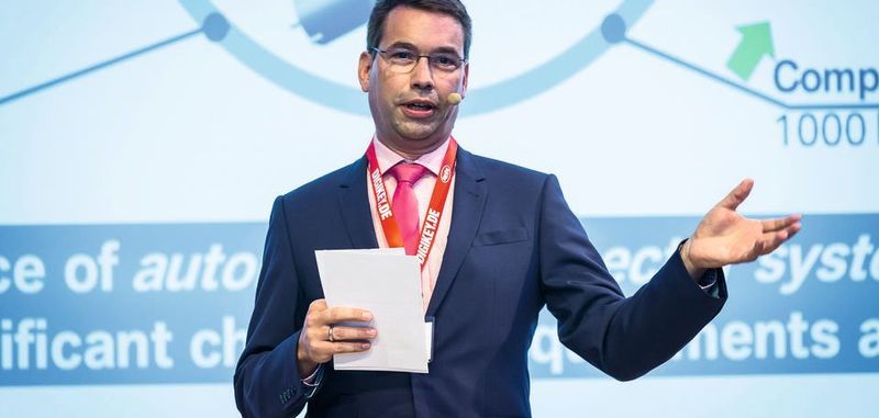 Anwenderkongress Steckverbinder: Keynote-Sprecher Martin Hager (Robert Bosch) referierte 2017 über die automotiven Megatrends und ihren Einfluss auf die Verbindungstechnik.