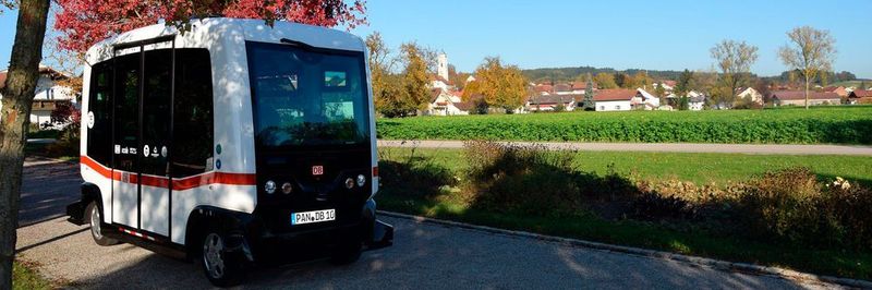 Erstmals ist ein autonom fahrendes Fahrzeug in Deutschlands ÖPNV im Einsatz: Die Deutsche Bahn setzt seit Mittwoch einen fahrerlosen Shuttle-Bus im niederbayerischen Kurort Bad Birnbach ein.