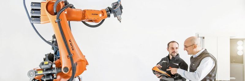 „Die größte Herausforderung der Qualitätssicherung wird darin bestehen, die heute etablierten statistischen Qualitätsmerkmale in die Additive Fertigung zu überführen. Somit wird ein Umdenken nötig“, erklärt Tobias Kastner, Entwicklungsingenieur bei der Leichtbau Systemtechnologien Korropol GmbH (links), hier im Gespräch mit Korropol-Geschäftsführer Sammy Techritz.