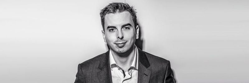 Der Autor: Bastian Karweg begann seine Laufbahn mit der Gründung eines Spiele-Netzwerkes. Neben seinem Studium gestaltete er als Mitgründer und Produktmanager die PR-Plattform PresseBox, die mit knapp 4.000 Firmenkunden heute eine der erfolgreichsten PR-Portale ist. Seit 2011 ist Bastian Karweg als Gründer und CEO für den Erfolg der Echobot Media Technologies GmbH verantwortlich.