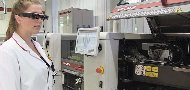 ASM Remote Smart Factory: Für die Kommunikation kommen hier z.B. VR-Brillen zum Einsatz, um den Technikern die Diagnose zu erleichtern.
