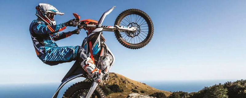Leise und emissionsfrei durchs Gelände stromern: Die neue KTM Freeride E-XC macht's möglich.