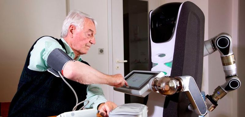 Der Care-O-bot 4 unterstüzt Menschen im Alltag. Er kann ihnen Essen reichen und reagiert auf Sprache.