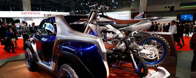 Auf der Pritsche haben zwei Motorräder Platz.