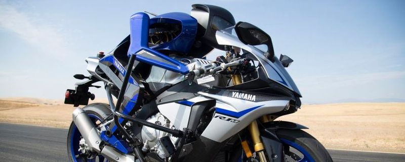 Ein reines Technologie-Exponat stellt Motobot in seiner zweiten Version dar; es handelt sich um einen autonom motorradfahrenden Roboter.