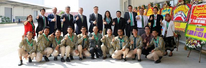 Das indonesische Team am Tag der Eröffnung (obere Reihe, Fünfter v. li.: Alfred Weber, CEO bei Mann+Hummel).