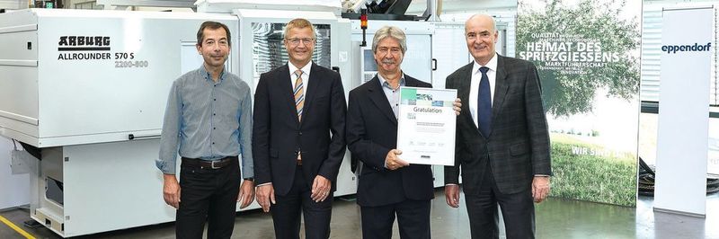 Feierten gemeinsam die offizielle Übergabe des 100. Allrounders: Rainer David (2.v.r.) und Dr. Thomas Reimann (l.), Geschäftsführer von Eppendorf Polymere, mit Arburg-Vertriebsgeschäftsführer Gerhard Böhm (2.v.l.) und Bereichsleiter Eberhard Lutz.