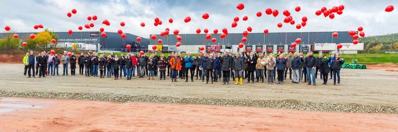 „Wir möchten mit dem neuen Firmengebäude nicht nur ein Arbeitsumfeld schaffen, in dem sich unsere Mitarbeiter wohlfühlen, sondern auch das Thema Nachhaltigkeit hervorheben“, erklärte Heike Zahn, Geschäftsführerin Fronius Deutschland, bei der Spatenstichfeier des Neubaus in Neuhof-Dorfborn bei Fulda.