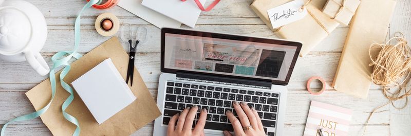 Die Weihnachtszeit bieten den Unternehmen die Möglichkeit ihre Kundenbeziehungen zu stärken und Produkte individuell zu vermarkten. Auch im B2B Onlinehandel!