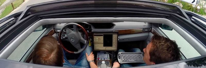 Das hochautomatisierte Fahrzeug der Ulmer Forscher unterwegs in der Ulmer Wissenschaftsstadt