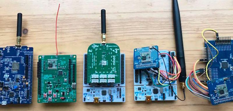 LoRa-verwendet eine spezielle Frequenzspreizung-Modulation. Gängig sind die kostenlosen Frequenzbereiche 433 MHz sowie 868 MHz in Europa. Oft wird 868 MHz verwendet, da dieses Band weniger belegt und besser reguliert ist und somit eine bessere Funkbasis bietet.