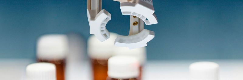 Produktionslinie in einem Pharmakonzern: Dank Kunststoffgreiferm sparen Produzenten Zeit und Geld bei Produktwechseln an Abfüllanlagen.