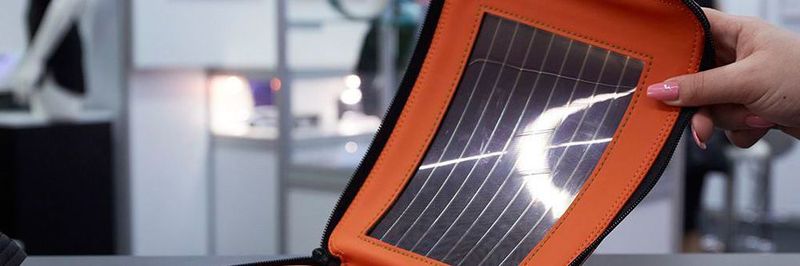 Tragbare Energiequelle auf der LOPEC 2017: Wer kennt das nicht? Man will unterwegs ein dringendes Telefonat führen und der Akku des Smartphones wird leer. Mit der Umhängetasche von Armor hat man immer eine tragbare Energiequelle dabei, denn sie ist mit einem Photovoltaikfilm bedruckt. Je sonniger der Tag, umso voller der Akku.