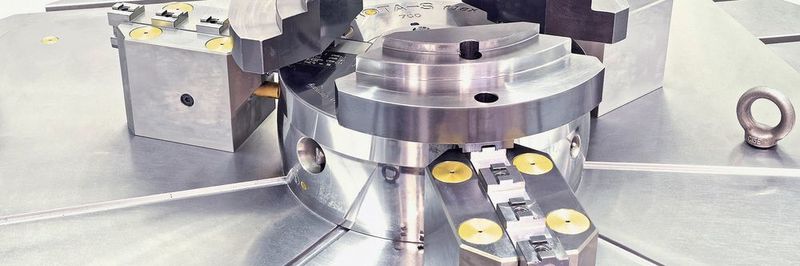 Das Schunk-Handspannfutter Rota-S flex wiegt bis zu 60 % weniger als konventionelle Drehfutter und deckt einen besonders großen Spannbereich ab.