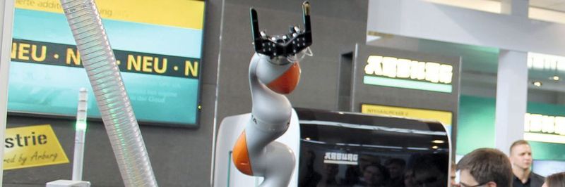 At Fakuma, Arburg showed more than just the Freeformer on its own. Instead the company combined the Freeformer with its Allrounder injection molding machines as part of a cell. One highlight: A very flexible automation system showing a six-axis Kuka robot loading and unloading a Freeformer.