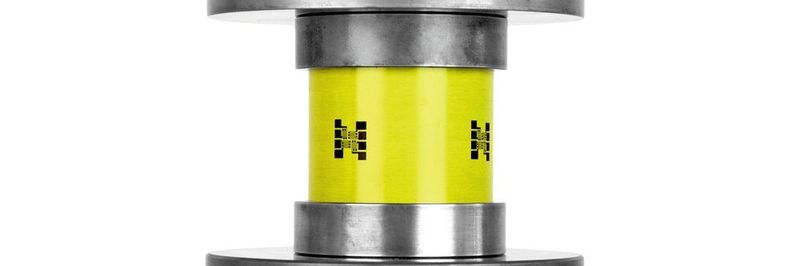 Ring mit aufgedruckten Sensoren in einer Prüfanlage: Die Sensoren lassen sich leicht aufbringen, um eine Verformung festzustellen.