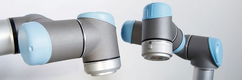 Die kollaborierenden Roboterarme UR5 und UR10 arbeiten nach einer erfolgreich abgeschlossenen Risikobeurteilung ohne oder nur mit minimaler Schutz- umhausung unmittelbar neben den Mitarbeitern.