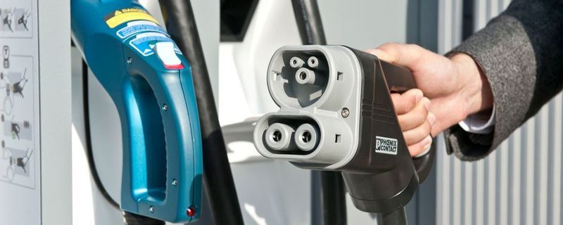Das Combined Charging System (CCS) kombiniert den Typ-2-Stecker fürs Wechselstromladen mit der Combo-2-Kupplung zur Gleichstromladung.