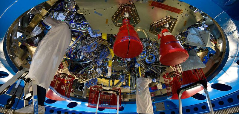 Ingenieure arbeiten in Bremen bei Airbus am Servicemodul für das US-Raumschiff "Orion". Dieses soll Ende 2019 ins All fliegen.