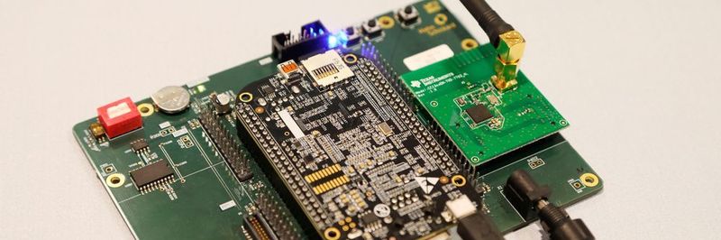 Das Gateway ist das Kernelement des Datenaustauschs. Es stellt die Schnittstelle zu den räumlich verteilten und drahtlos kommunizierenden Informationsknoten bereit, sammelt und speichert die Daten und übersetzt diese in OPC-UA-kompatible Datenmodelle.