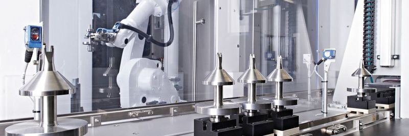 Den Prozess im Visier: Bei IMSTec entstehen unter anderem automatisierte Fertigungslinien wie diese Anlage mit einem individuell angepassten Robotergreifer zum sicheren Transport von medizintechnischen Komponenten und Produkten.