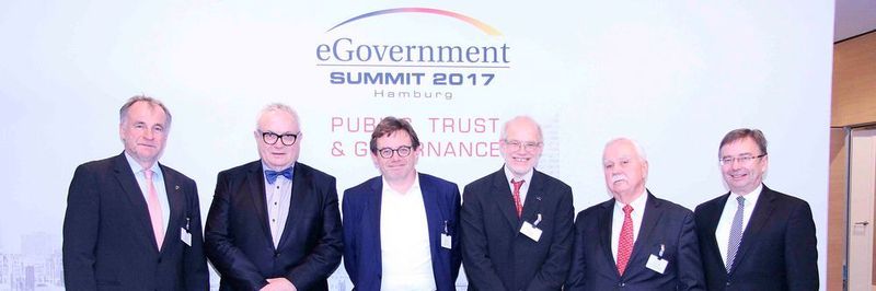 Gewinner und Laudatoren des diesjährigen eGovernment Summit. Staatsrat Hans-Henning Lühr (2.v.l.) wurde von den Leser der eGovernment Computing zum CIO des Jahres gewählt und hielt die Laudatio auf den Gewinner des eGovernment Kommunikation Awards des CIO der Hansestadt Jörn Riedel (4.v.l). Die Laudatio für Hans-Henning Lühr hielt seine Kollege, der baden-württembergische CIO, Stefan Krebs (l.). Mit dem eGovernment Leadership Award wurde der Vorsitzende des Nationalen Normenkontrollrats, Dr. Johannes Ludewig ausgezeichnet. Die Laudatio auf Ludewig hielt der Chefredakteur der eGovernment Computing, Manfred Klein (3.v.l). Ganz rechts im Bild, Prof. Dr. Wilfried Bernhardt, Staatsekretär a.D. Bernhardt hielt die Laudatio auf den Gewinner des eGovernment Kommunal Awards, den Kieler OB, Dr. Ulf Kämpfer.