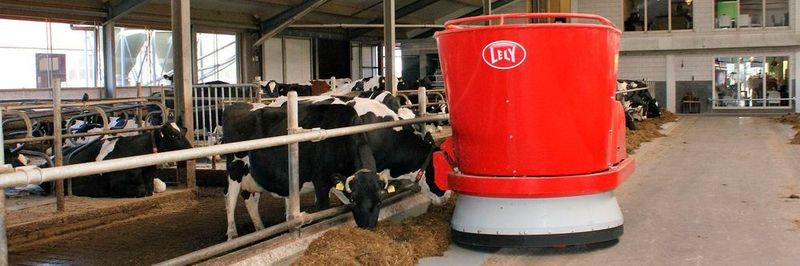 In der Landwirtschaft ist moderne Robotertechnik weit verbreitet - zum Beispiel zur Fütterung.