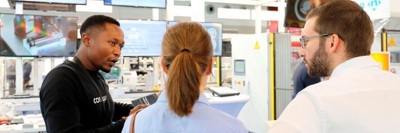Ancel Kengmengne Sando, IoT Engineer bei connyun, erklärt Kunden die wichtigesten Details des connyun-Vernetzungskonzepts.