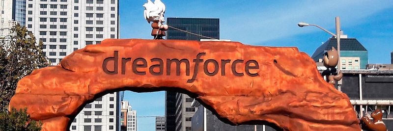 Salesforce Dreamforce 2017 in San Francisco: Am Tor zum Dream Valley sind die drei Maskottchen Einstein, Astro und Codey als Seilschaft vereint.
