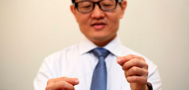 Der an der NUS (National University of Singapore) entwickelte neuartige Mikrofaser-Sensor, der wie ein leitfähiger Faden funktioniert, ist hochempfindlich und ultradünn. Der Sensor besitzt gerade einmal den Durchmesser einer menschlichen Haarsträhne. Entworfen, um haltbar und waschbar zu sein, bietet diese Erfindung vielversprechende Anwendungsmöglichkeiten im Bereich der tragbaren Elektronik.