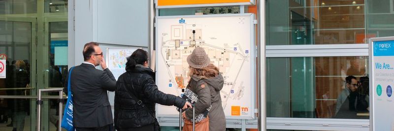 Das Gelände der Messe Düsseldorf ist groß. Da lohnt ab und an ein Blick auf den Hallenplan, bevor man sich ins Messegetümmel stürzt – und nach der Messe in unsere Bildergalerie.